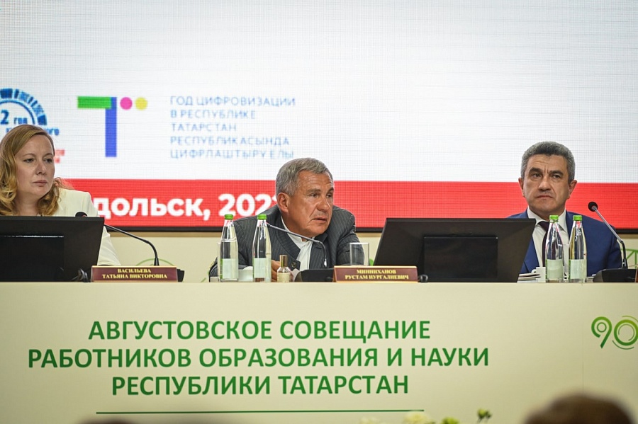 Рустам Минниханов: «Кадры нужно готовить у себя» alabuga.ru