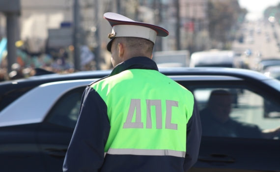 В Казани автоинспектора помогли двум детям, получившим травмы при падении