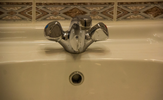 Ванна и швабра спасут ситуацию: как почистить большой плед — хозяйки удивятся Ванна и швабра спасут ситуацию: как почистить большой плед — хозяйки удивятся